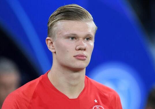 前锋突破射门锁定胜利