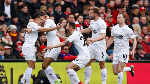 鲁尼：谢什科的控球能力还是比霍伊伦强的，未来会越来越好