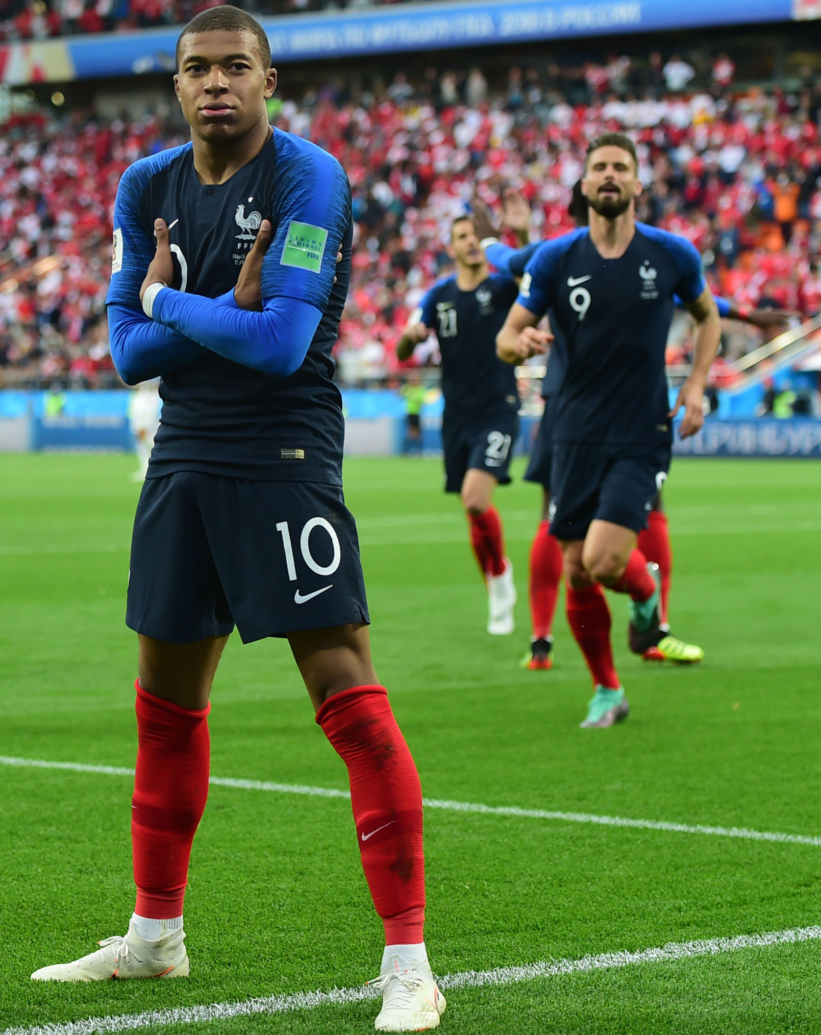 巴甲末轮赛前，内马尔获赠桑托斯生涯150球纪念品