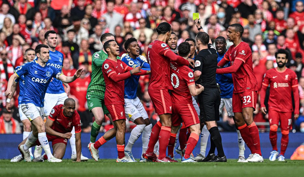 太阳报：森林后卫埃纳在养伤期间和其他球员的女友谈恋爱