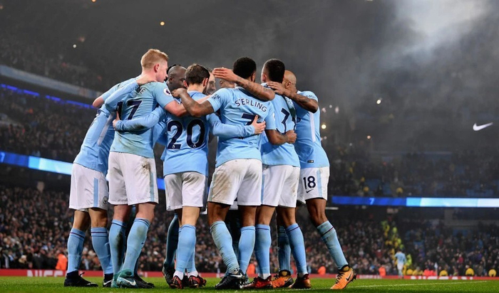 今晚，上海海港门将颜骏凌首发出场，迎来了他代表俱...